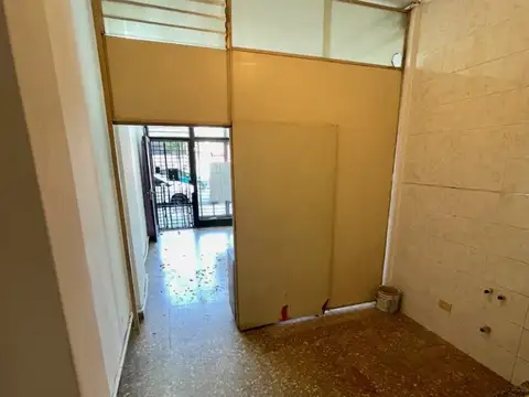 VENTA CON RENTA - LOCAL EN EDIF, 38 MTS TOTALES,C/ VIDRIERA,SECTOR COCINA (NO POSEE GAS) Y BAÑO