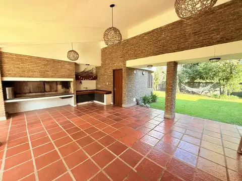 Casa en Venta con 2 cocheras