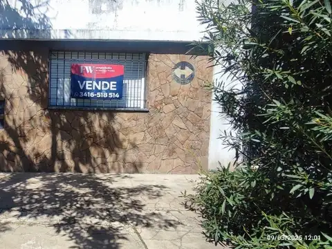 Venta - Casa a reciclar de dos dormitorios y cocheras en Fisherton, Rosario