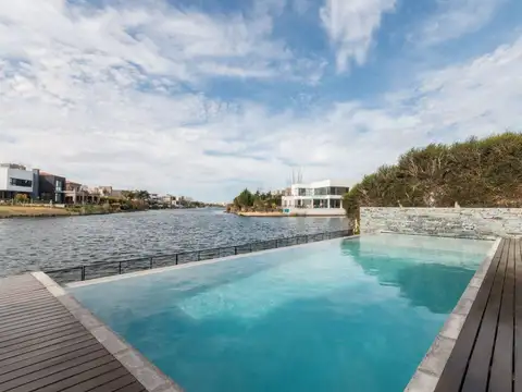 Casa 6 ambientes con 4 baños