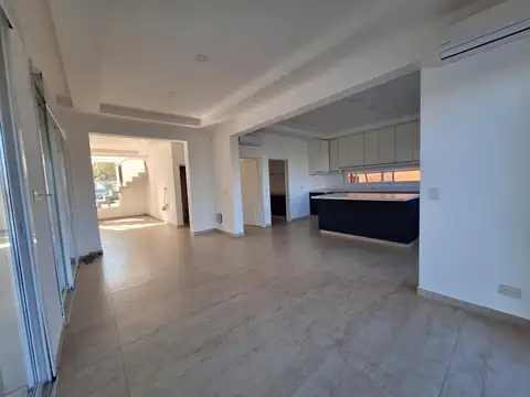 Casa 6 ambientes con 3 baños