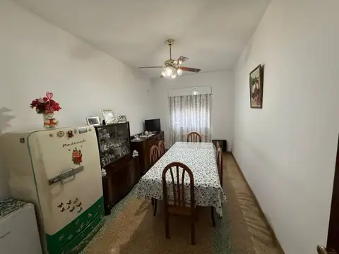 Casa 7 ambientes con 2 baños