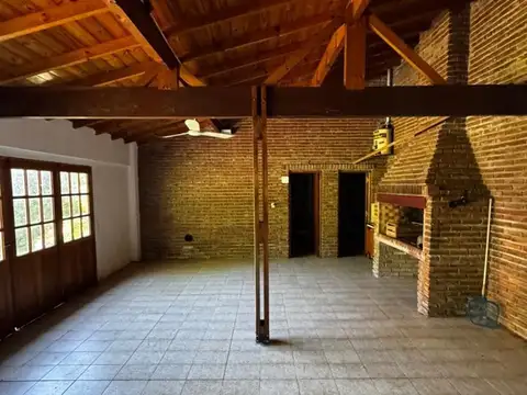 Casa 5 ambientes con 2 baños