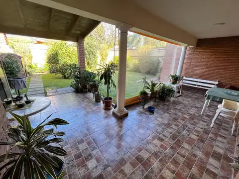 Casa 5 ambientes con 4 baños