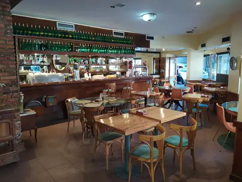 Local en Venta en esquina. Apto Gastronomía