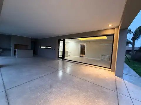 Casa 6 ambientes con 4 baños