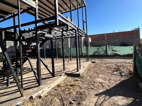 VENTA DE LOTE CON OBRA INICIADA EN STEEL FRAME