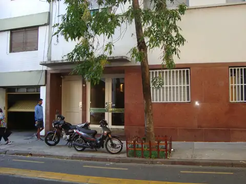 ONCE.. A.ALSINA 2500. DEPTO 2 AMBIENTES LATERAL.