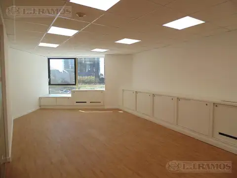 Oficina en Alquiler con 2 cocheras