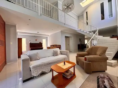 Casa 7 ambientes con 4 baños