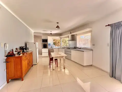 VENTA/CASA FAMILIAR/BO.PIZZURNO/PATIO VERDE/PILETA