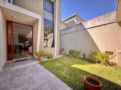 VENTA/CASA FAMILIAR/BO.PIZZURNO/PATIO VERDE/PILETA