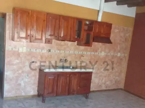 Complejo en venta con renta activa – Casa + 3 departamentos a pasos de calle Mitre