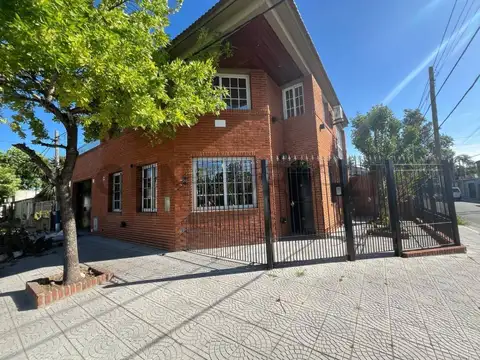 Casa en alquiler, 3 dormitorios, ubicada en Villa Elvira, La Plata