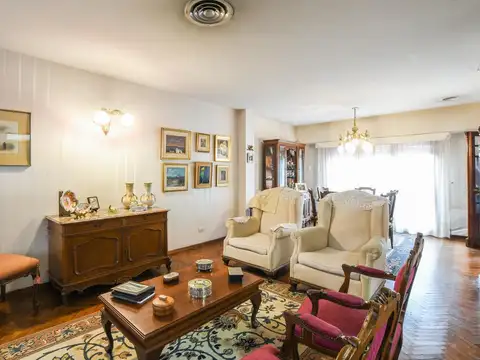 Casa 8 ambientes con 2 baños