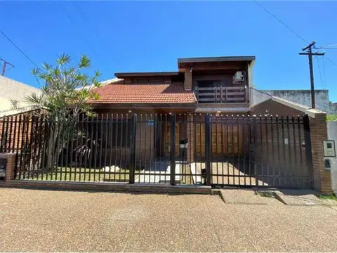 Casa 4 ambientes en Venta en Sarandi con Quincho