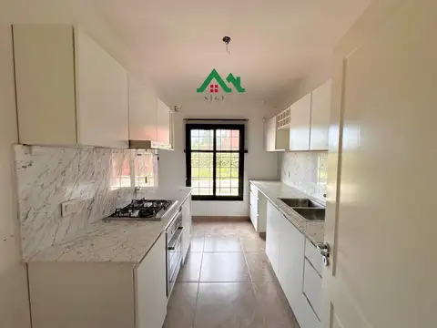 Casa tipo dúplex en venta en Mendiolaza – 3 dormitorios, jardín y excelente ubicación