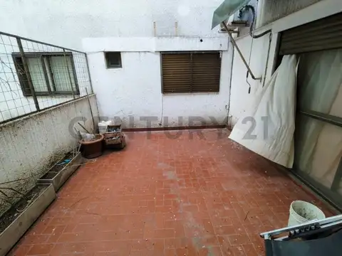 Departamento 2 dormitorios, patio y cochera