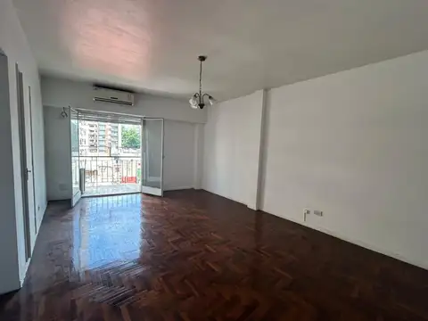 Amplio departamento 3 amb en venta en Caballito