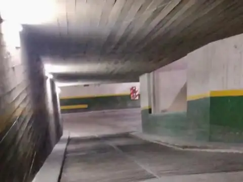 VENTA COCHERA CUBIERTA EN RECOLETA COMODA DE ESTACIONAR