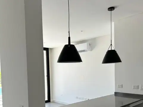 Casa en Alquiler con 6 cocheras