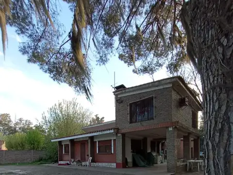 Casa en funes , ideal para vivir o armar un emprendimiento , mas de 2000 mtrs de parque mtrs
