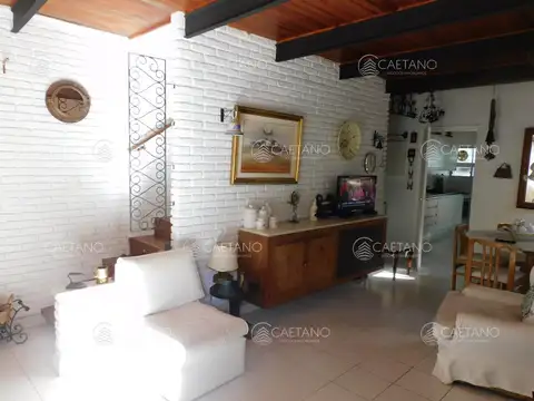 Casa 4 ambientes con 2 baños