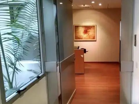 Oficina 5 ambientes con 2 baños