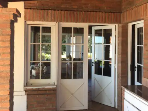 Casa 6 ambientes con 2 baños