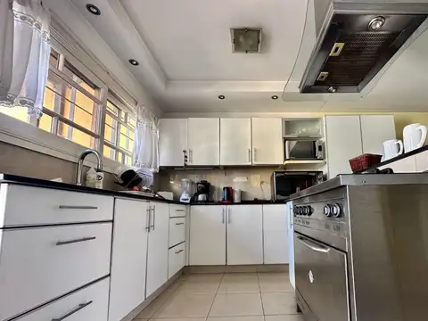Casa Sobre Lote Propio Mas Galpon En Planta Baja De 200 M2 - Totales 475 M2  - Oportunidad 