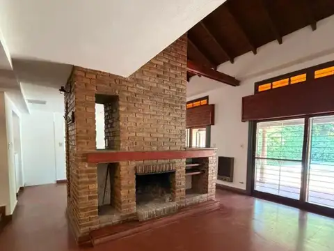 Casa en Alquiler con 1 cochera