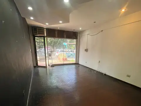 Local céntrico esquina Piaggio