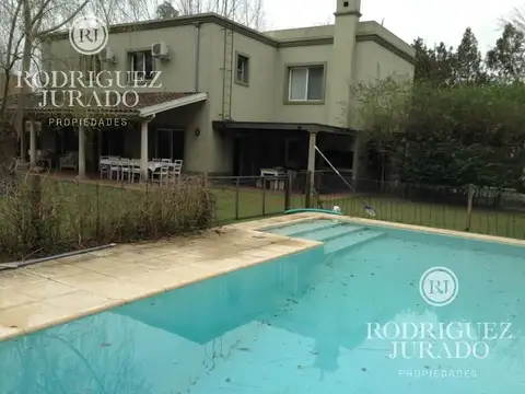 Excelente Casa De Estilo En Zona Residencial La Bota