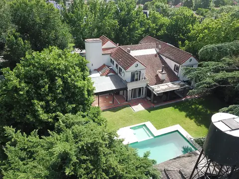 Casa en Venta con 4 cocheras