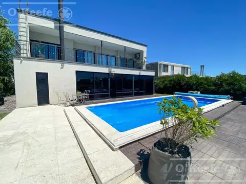 Casa 8 ambientes con 4 baños