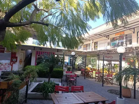 Local comercial a la venta con renta. La Escala. Pilar -