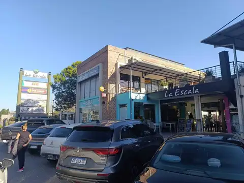 Local comercial a la venta con renta. La Escala. Pilar -