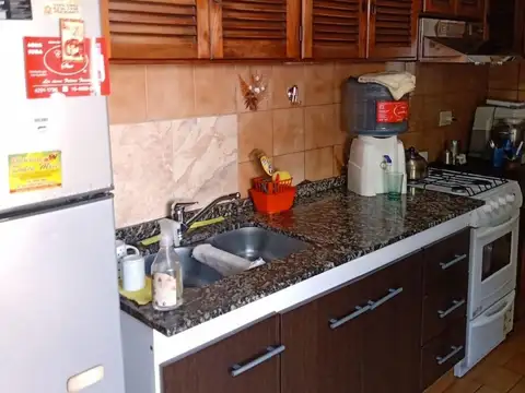 Casa 6 ambientes con 2 baños