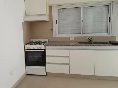 IMPECABLE DEPTO EN 2 PLANTAS DE 2 AMB C/ 2 BAÑOS Y PATIO CHICO C/ PARRILLA