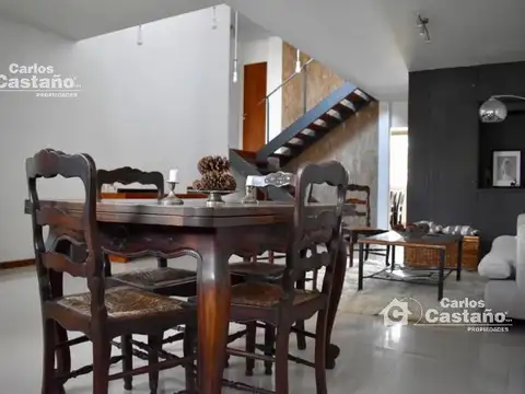 Moderna Casa 6 Amb. en Lote Propio con Piscina Y Garage