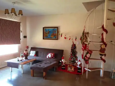 Chalet de 4 ambientes a metros del mar + depto 1 ambiente al fondo