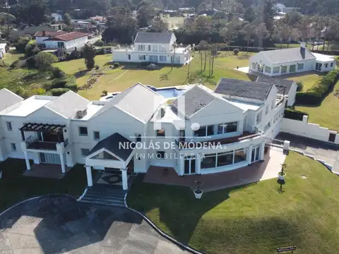 Casa 6 ambientes con 5 baños