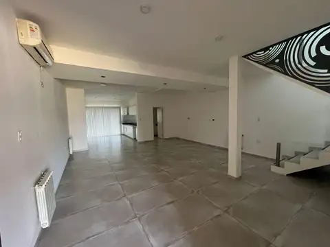 Casa 7 ambientes con 2 baños