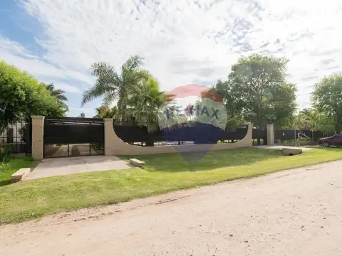 Se vende quinta con jardín y pileta en Sauce Viejo