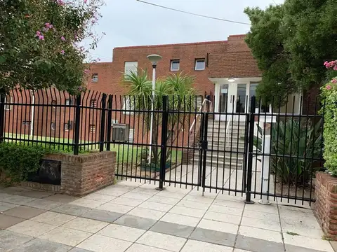 Departamento dos ambientes con cochera semi cubierta.