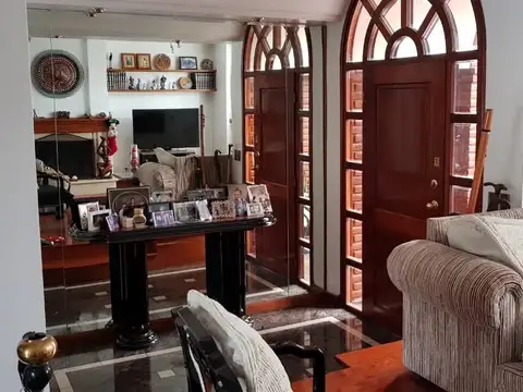 Casa en Venta con 3 cocheras