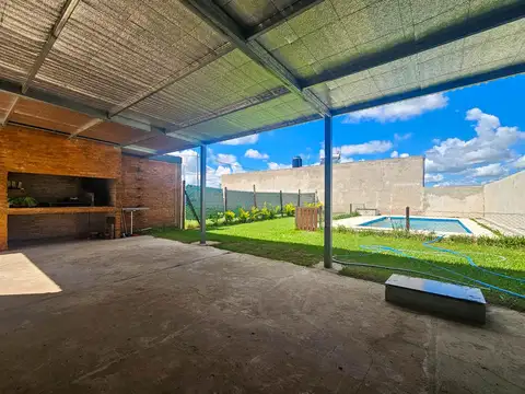 Venta casa 2 dormitorios con cocheras y pileta Altos de Piñero