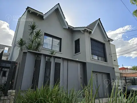 VENTA CASA  7 AMBIENTES  PILETA CLIMATIZADA QUINCHO COCHERA  CASTELAR NORTE PERMUTA