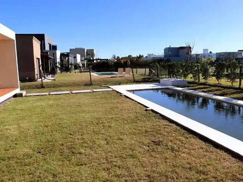 Casa en Alquiler con 6 cocheras