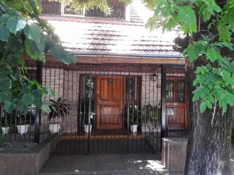 Casa en venta - 3 dormitorios 3 baños - 256mts2 - Quilmes
